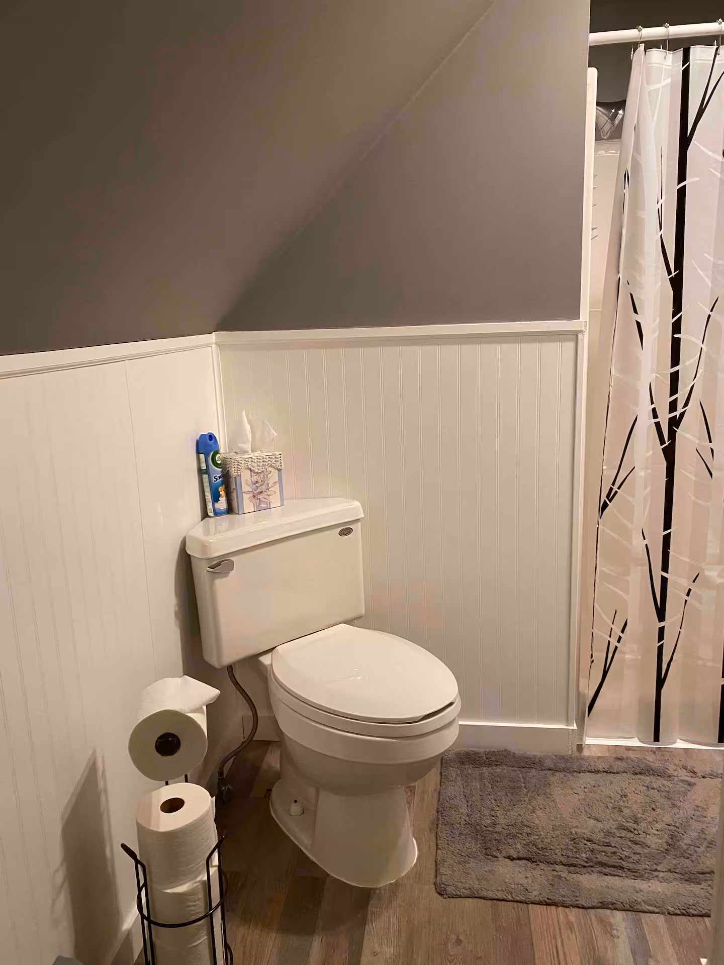 Full bathroom 2 at Clink's Cabin